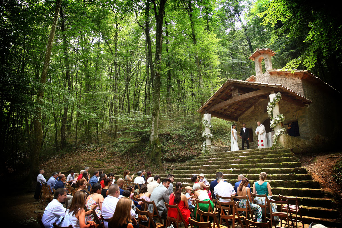 romantic wedding in the forest 30